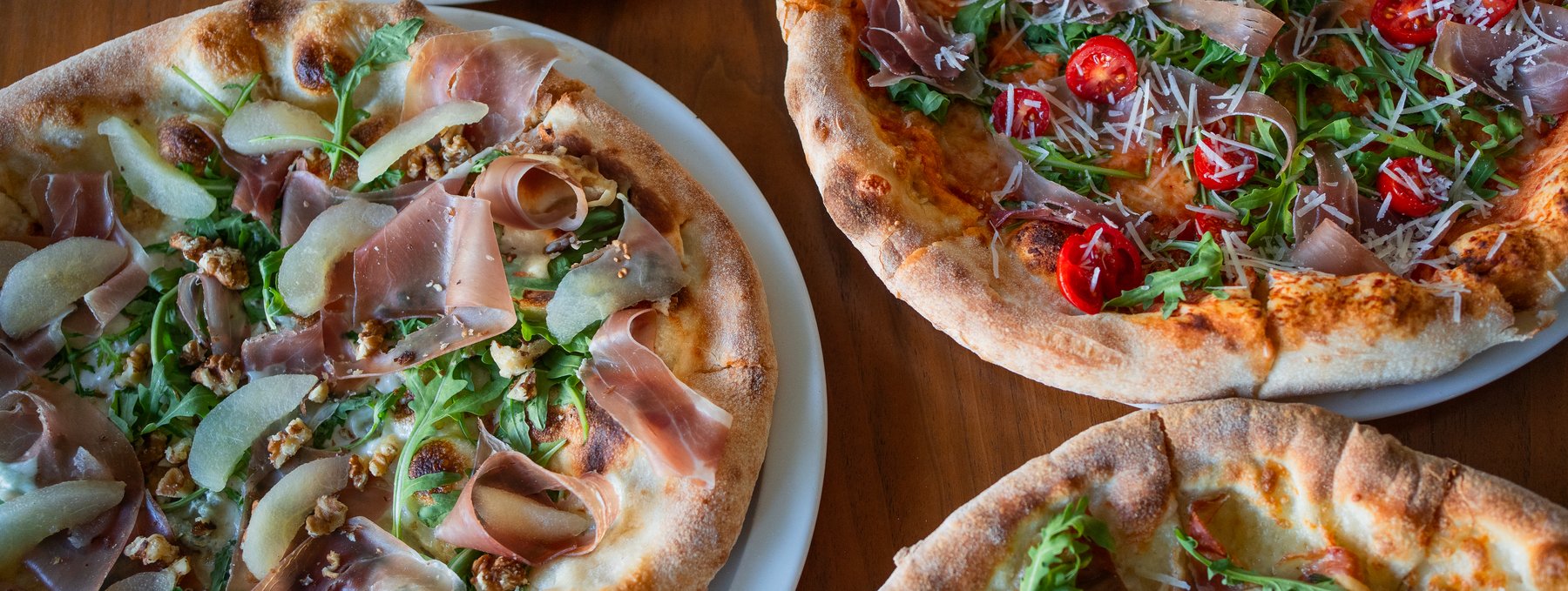 Włoskie pizze prosto z pieca opalanego drewnem – prosciutto, rukola, gruszka, Restauracja Wiśniowscy, Wielogłowy k. Nowego Sącza