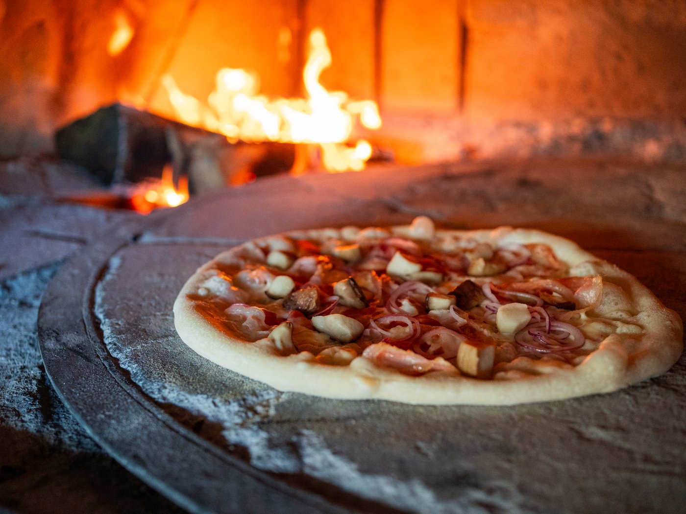 Pizza wypiekana w piecu opalanym drewnem, z ogniem w tle – Restauracja Wiśniowscy, Wielogłowy k. Nowego Sącza