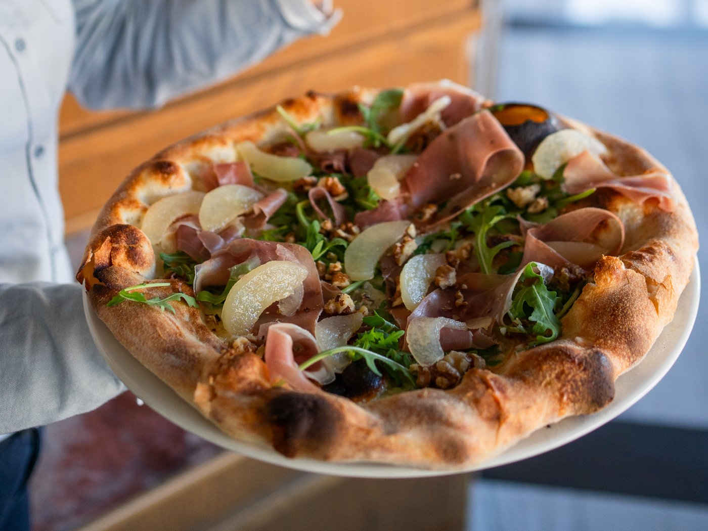 Świeżo wypieczona włoska pizza podawana w Restauracji Wiśniowscy, Wielogłowy k. Nowego Sącza